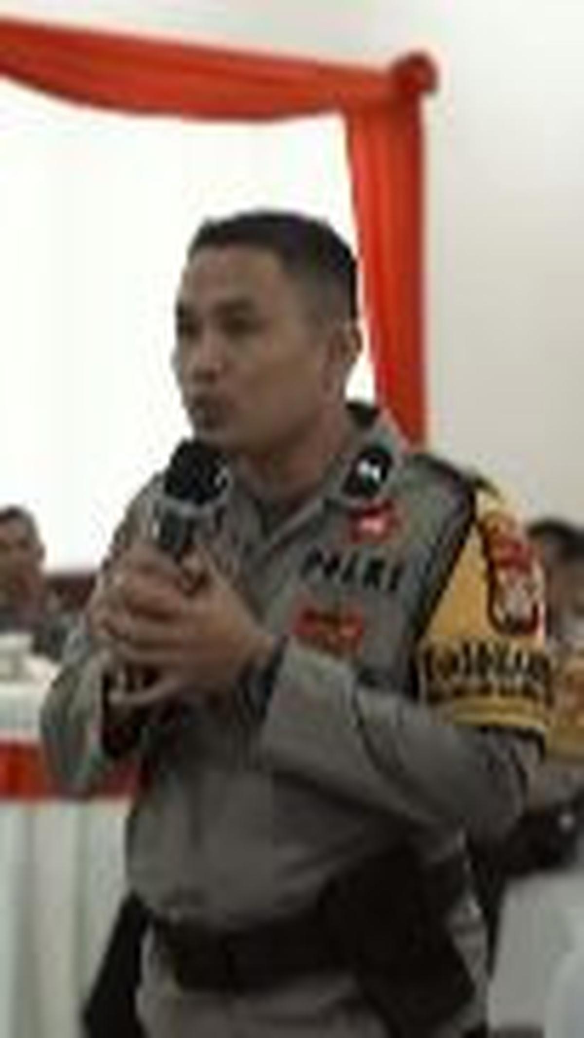 Lewat momen tersebut, Erwin juga menyampaikan jika dirinya harus berjibaku lebih keras lantaran tak punya ponsel yang mumpuni untuk memberi laporan ke atasan. <br>