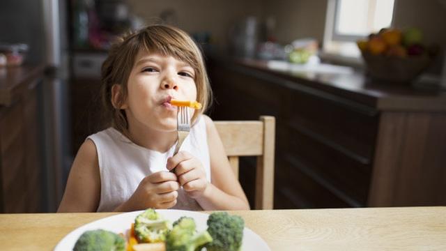 Gambar Ilustrasi Anak Makan Sayur-sayuran