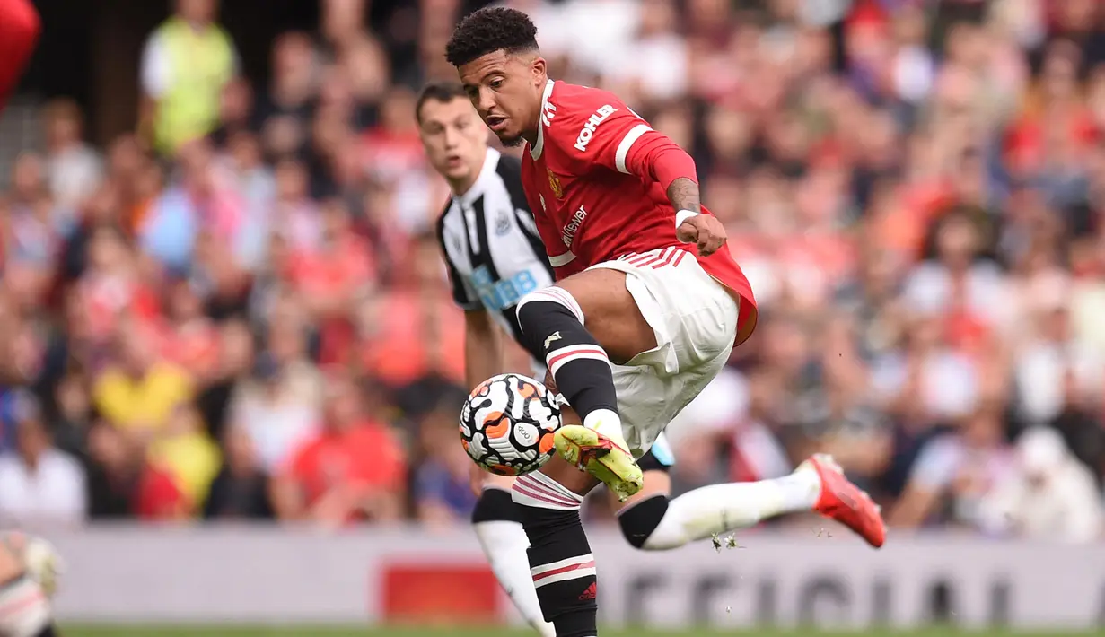 Jadon Sancho - Penyerang yang direkrut dari Borussia Dortmund dengan biaya mencapai 85 juta euro ini belum mampu memenuhi harapan publik Old Trafford. Sancho tampil melempem dan seakan kehilangan kesaktiannya di Manchester United. (AFP/Oli Scarff)