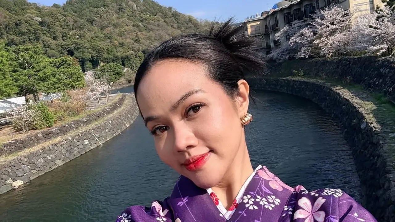 Makeup Yura Yunita saat Liburan ke Jepang pakai kimono. [@yurayunita]