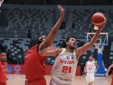 Pemain Timnas Basket Suriah, Omar Cheikh Ali (kanan) berebut bola dengan pemain Timnas Basket Uni Emirat Arab, Qais Omar Alshabebi pada laga hari pertama Indonesia International Basketball Invitational 2023 melawan Suriah di Indonesia Arena, Senayan, Jakarta, Rabu (02/08/2023). Laga dimenangankan oleh UEA dengan skor 63-61. (Bola.com/Bagaskara Lazuardi)