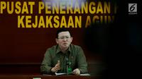 Kepala Pusat Penerangan Hukum Kejaksaan Agung, Muhammad Rum memberikan keterangan pers di Kejaksaan Agung, Jakarta, Kamis (3/8). Dalam kasus OTT KPK tersebut, Rum menyatakan akan menghormati seluruh proses hukum. (Liputan6.com/Johan Tallo)