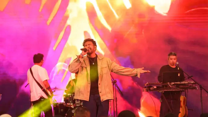 Teddy Adhitya Sentuh Hati Lewat Lagu Penuh Makna di FIMELA Day 2024 Hari Kedua