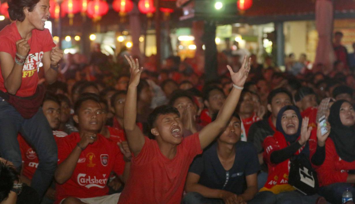 Seorang Suporter terlihat emosional saat gagal gol pada saat mengikuti acara nonton bareng Liga Premier Inggris antara Liverpool vs Manchester United di Mall Sumarecon Bekasi, Jawa Barat, Minggu (17/1/2016). (Bola.com/Nicklas Hanoatubun)