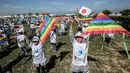 Layangan beraneka warna diterbangkan oleh anak-anak sekolah Palestina dalam aksi solidaritas peringatan tujuh tahun gempa dan tsunami Jepang di Gaza, Selasa (13/3). (SAID KHATIB/AFP)