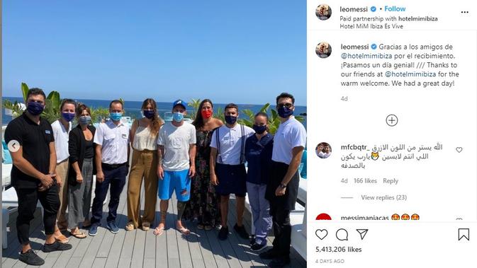 Lionel Messi berfoto bersama pegawai hotel tempatnya menginap di Ibiza (Instagram)