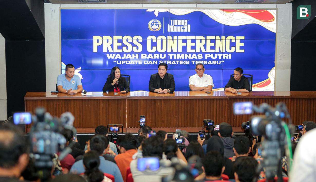 <p>Ketua Umum PSSI, Erick Thohir (tengah) bersama Manajer Timnas Indonesia Putri Galih Dimuntur Kartasasmita (kiri), Exco PSSI Vivin Cahyani (kedua kiri), Ketua Badan Tim Nasional (BTN) Sumardji (kedua kanan), dan Sekjen PSSI Yunus Nusi (kanan) memberikan keterangan saat konferensi pers mengenai perkembangan Timnas Indonesia Putri yang berlangsung di Stadion Utama Gelora Bung Karno (SUGBK), Senayan, Jakarta, Sabtu (21/09/2024). (Bola.com/Bagaskara Lazuardi)</p>