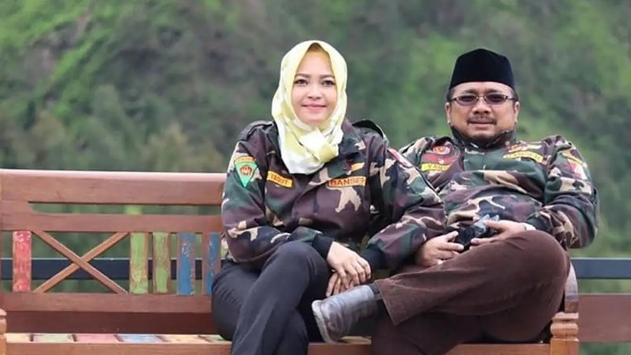 7 Potret Mesra Menteri Agama Gus Yaqut dan Istri, Romantis Banget