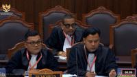 Pasangan calon bupati dan wakil bupati Bandung Barat nomor urut 03 Hengki Kurniawan-Ade Sudrajat Usman mengajukan gugatan sengketa Pilbup Bandung Barat 2024 ke Mahkamah Konstitusi (MK). (Liputan6.com/Nanda Perdana Putra)