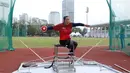 Atlet lempar cakram Asian Para Games 2018 dari Indonesia, Sriwati saat latihan di Stadion Madya, Kompleks GBK, Jakarta, Kamis (4/10). Asian Para Games 2018 berlangsung di Jakarta, 6-13 Oktober. (Liputan6.com/Helmi Fithriansyah)