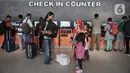 Calon penumpang melakukan check in di Stasiun Pasar Senen, Jakarta, Senin (17/2/2020). Tiket Mudik Lebaran 2020 sudah dapat dipesan melalui website PT KAI, aplikasi KAI Access, loket di stasiun keberangkatan, dan seluruh saluran penjualan resmi PT KAI lainnya. (merdeka.com/Iqbal Nugroho)