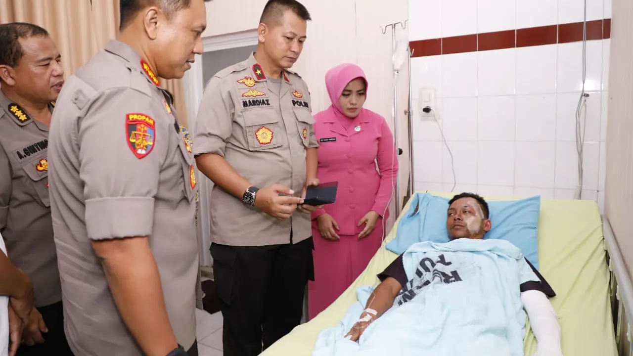Kunjungi korban ledakan bom bunuh diri