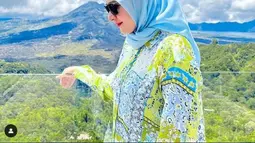 Rina Diana yang berdarah Pakistan-Manado tumbuh dalam keluarga dengan ragam latar belakang , sang ibu beragama Islam dan ayah beragama Katolik. (Instagram/ rinadiana_8)