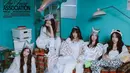 Tampil nyaman, NewJeans kompak kenakan baju tidur bernuansa putih dan headpiece. Bisa jadi ide outfit untuk pajamas party [@newjeans_official]