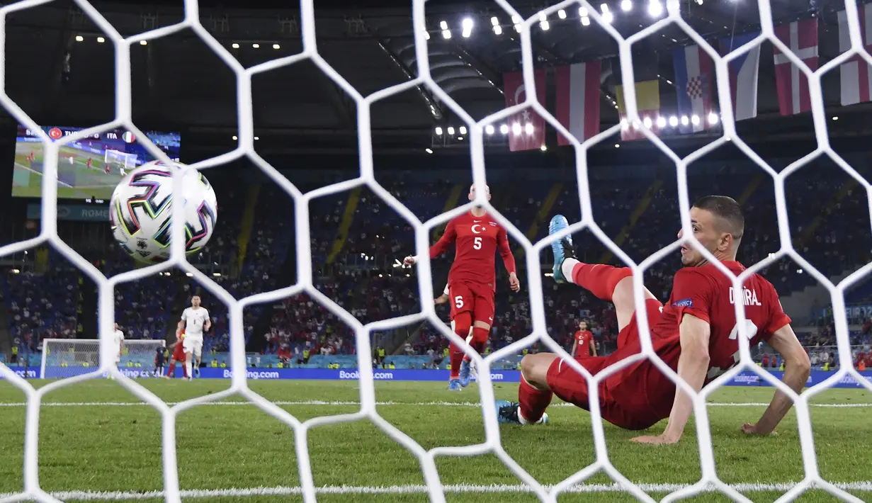 Bek timnas Turki, Merih Demiral mencetak gol bunuh diri pada pada laga pertama grup A Euro 2020 /2021 saat melawan Italia di stadion Olimpico Roma, Sabtu (12/6/2021). Timnas Italia berhasil menang 3-0 atas Turki. (Alfredo Falcone/LaPresse via AP)