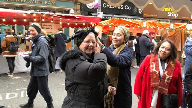 Ayu Azhari  saat memperkenalkan kain tenun khas daerah Nusa Tenggara Timur (NTT) dalam sebuah acara festival di Lyric Square Hammersmith, London, Inggris, pada 7 Desember 2019.