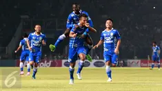 Bek Persib Ahmad Jufriyanto (depan) selebrasi setelah mencetak gol ke gawang Sriwijaya FC di Stadion Utama Gelora Bung Karno, Jakarta, Minggu (18/10/2015). Persib unggul 2-0 dibabak pertama atas Sriwijaya FC. (Liputan6.com/Yoppy Renato)