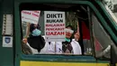 Sejumlah dokter muda berunjuk rasa di depan Istana Negara, Jakarta, Kamis (19/7). Mereka mengadukan isu terkait pungli Fakultas Kedokteran dan Kemenristek Dikti yang dinilai menghambat pengabdian Dokter Muda ke Masyarakat. (Liputan6.com/Johan Tallo)