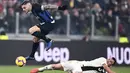 Pemain depan Inter Milan, Mauro Icardi (kiri) melompat melewati striker Juventus Mario Mandzukic selama pertandingan lanjutan Liga Serie A Italia di Allianz stadium, Turin (7/12). Juventus menang tipis atas Inter Milan 1-0. (AFP Photo/Marco Bertorello)