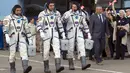 Aidyn Aimbetov dari Kazakhstan , Sergei Volkov dari Rusia dan Andreas Mogensen dari Denmark (kiri – kanan)saat berjalan dengan mengenakan pakaian ruang angkasa di kosmodrom Baikonur, Kazakhstan,Rabu (2/9/2015). (REUTERS/Shamil Zhumatov)