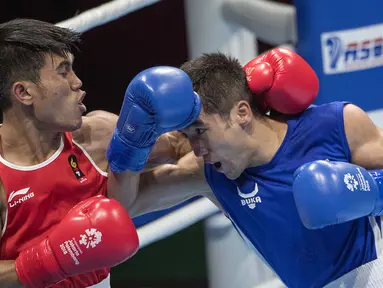 Aksi petinju asal Indonesia Sunan Agung Amoragam saat melawan Mirazizbek Mirzakhalilov asal Uzbekistan di babak semifinal kelas bantam (56 kg) Asian Games 2018 di JIExpo Kemayoran Jakarta pada Jumat (31/8/2018). (Bola.com/Peksi Cahyo)