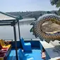 Perahu naga menjadi salah satu aktivitas wisata yang bisa dijumpai saat berkunjung ke Waduk Desa Tempuran, Kecamatan Blora, Kabupaten Blora, Jawa Tengah. (Liputan6.com/ Ahmad Adirin)