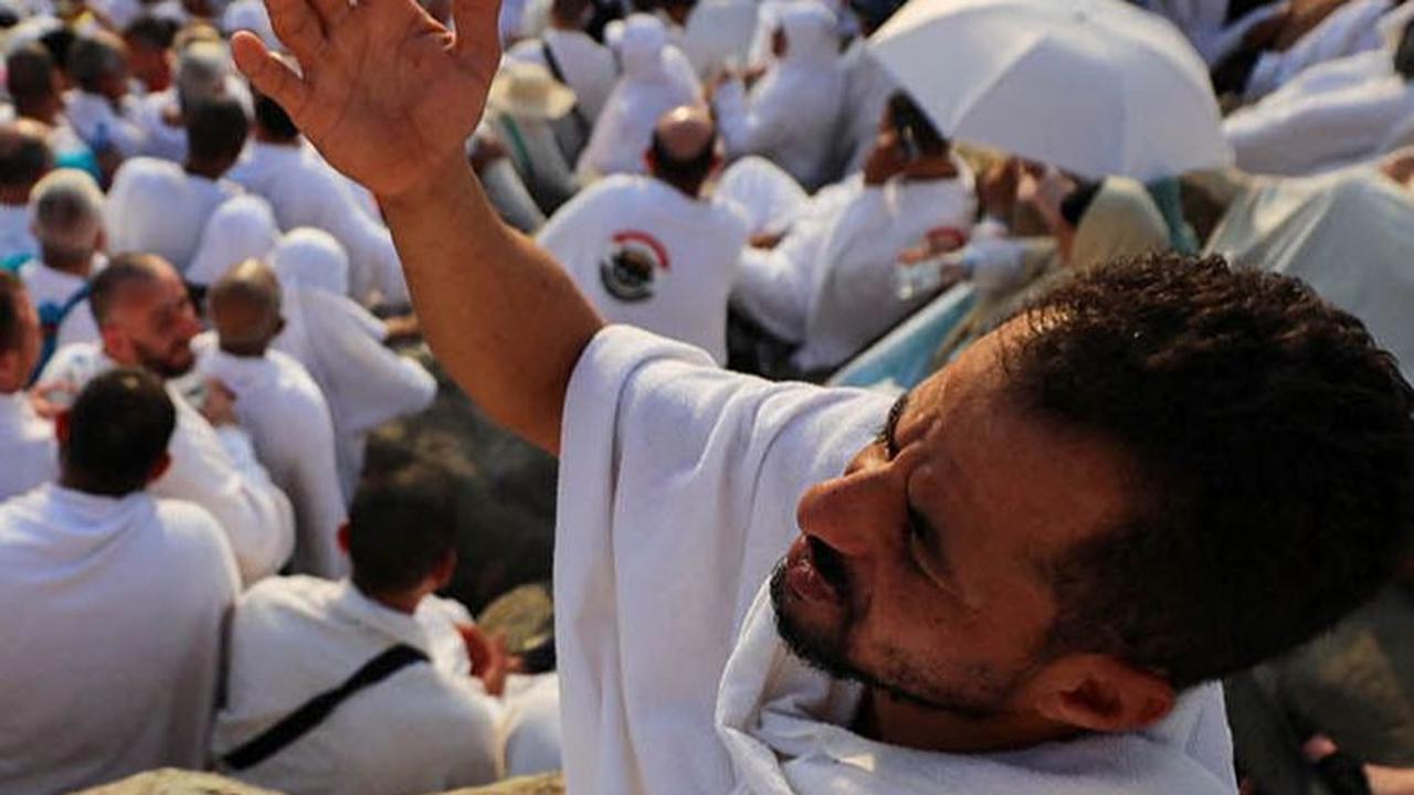 Pejabat terkait pun mengimbau jemaah untuk mengambil tindakan pencegahan dalam menghindari paparan matahari dan mengantisipasi cedera karena panas terik.