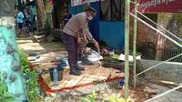 Polisi memeriksa lokasi jatuhnya  pekerja Didik Irawan (28) di Tuban. (Adirin/Liputan6.com)