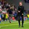 Diego Simeone memberikan instruksi pada skuad Atletico Madrid di laga melawan Arsenal di leg pertama semifinal Liga Champions 2025/2026 di Riyadh Air Metropolitano, Kamis (30/04/2026). (AP Photo/Jose Breton)