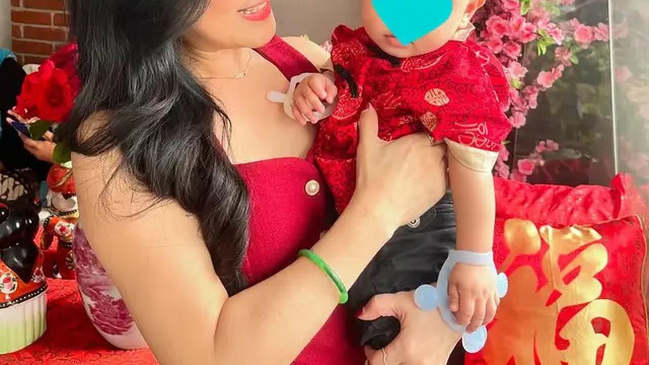 6 Potret Julie Tan Ibunda Larissa Chou Rayakan Imlek, Awet MudaGendongCucu