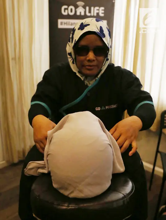Penyandang disabilitas tunanetra memperagakan pijitan saat acara gerakan sosial Go-Life #HilangkanBatasan di Jakarta, Kamis (18/10). Go-Life juga mengajak masyakarat dan mitra penyadang disabilitas menghilangkan batasan. (Merdeka.com/Imam Buhori)