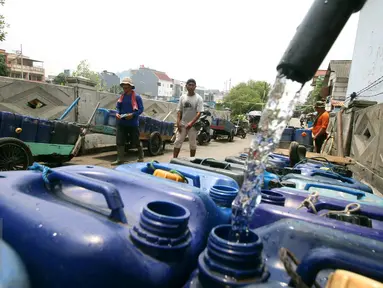 Proses pengisian air dalam dirigen di Jakarta, Rabu (30/11). Air yang dijual 10 ribu per dirigen tersebut banyak dibutuhkan warga yang tinggal di pesisir Jakarta dikarenakan sulitnya mendapatkan air bersih. (Liputan6.com/Angga Yuniar)