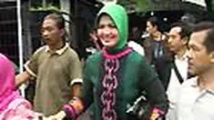 Pemilihan bupati Ngawi, Jatim, dengan salah seorang calon artis dan mantan peragawati Ratih Sanggarwati dimulai. Sedikitnya 730 ribu warga Ngawi mencoblos.
