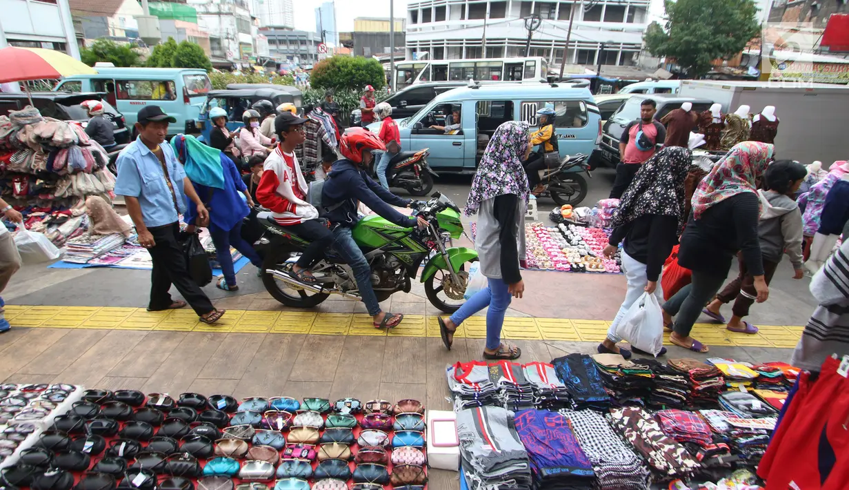 Pengendara motor melintas diatas trotoar yang samping kanan-kirinya dipenuhi pedagang kaki lima di Jalan Kebon Jati, Tanah abang, Sabtu (23/12). (Liputan6.com/Angga Yuniar)