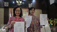 Betti S Alisjabana (kiri) dan Destry Damayanti memperlihatkan daftar nama calon pemimpin KPK yang lolos seleksi tahap II, Jakarta, Selasa (14/7/2015). Sebanyak 48 orang lolos seleksi tahap II dari total 194 orang. (Liputan6.com/Faizal Fanani)