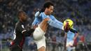 Pemain Lazio, Felipe Anderson, berebut bola dengan pemain AC Milan, Pierre Kalulu, pada laga Liga Italia di Stadion Olimpico, Roma,(24/1/2023). (AP Photo/Gregorio Borgia)
