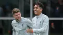 Pemain Liverpool, Roberto Firmino, bercanda dengan Alberto Moreno, saat melakukan sesi latihan jelang laga  kualifikasi liga Champions di Melwood, Liverpool, Selasa (22/8/2017). Liverpool akan menghadapi Hoffenheim. (AFP/Oli Scarff)