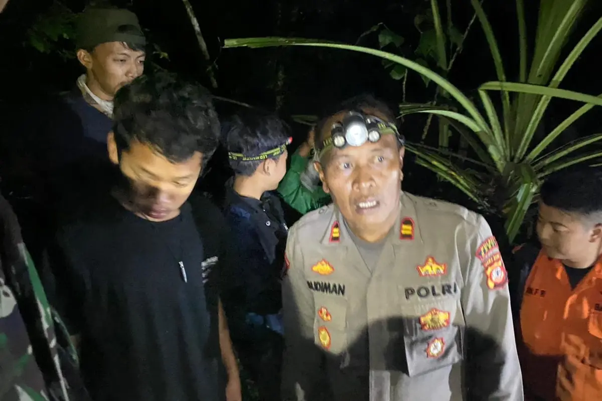 Kapolsek Tarogong Kaler Iptu Budiman Suhardiana langsung memimpin pencarian dan menemukan lima pendaki tersesat di jalur pendakian gunung Guntur, Garut, Jawa Barat. (Liputan6.com/Jayadi Supriadin)