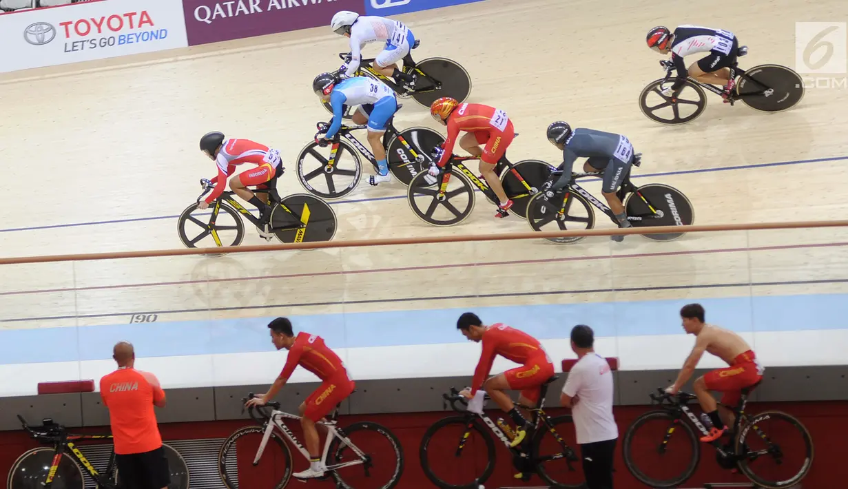 Atlet Elga Kharisma Novanda (kiri) saat turun nomor keirin putri di Jakarta International Velodrome, Rawamangun, Selasa (28/8). Elga mencatatkan waktu terbaik kelima. (Merdeka.com/Arie Basuki)