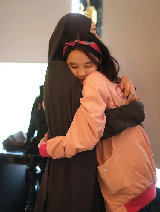 Saat ini, para finalis sedang menjalani masa karantina menjelang grand final. Dalam unggahan terbaru di media sosial, terlihat momen kebersamaan ketiga anak selebriti ini sebagai finalis GADIS Sampul 2024. Penampilan mereka tak luput dari atensi! [@zaskiadyamecca].