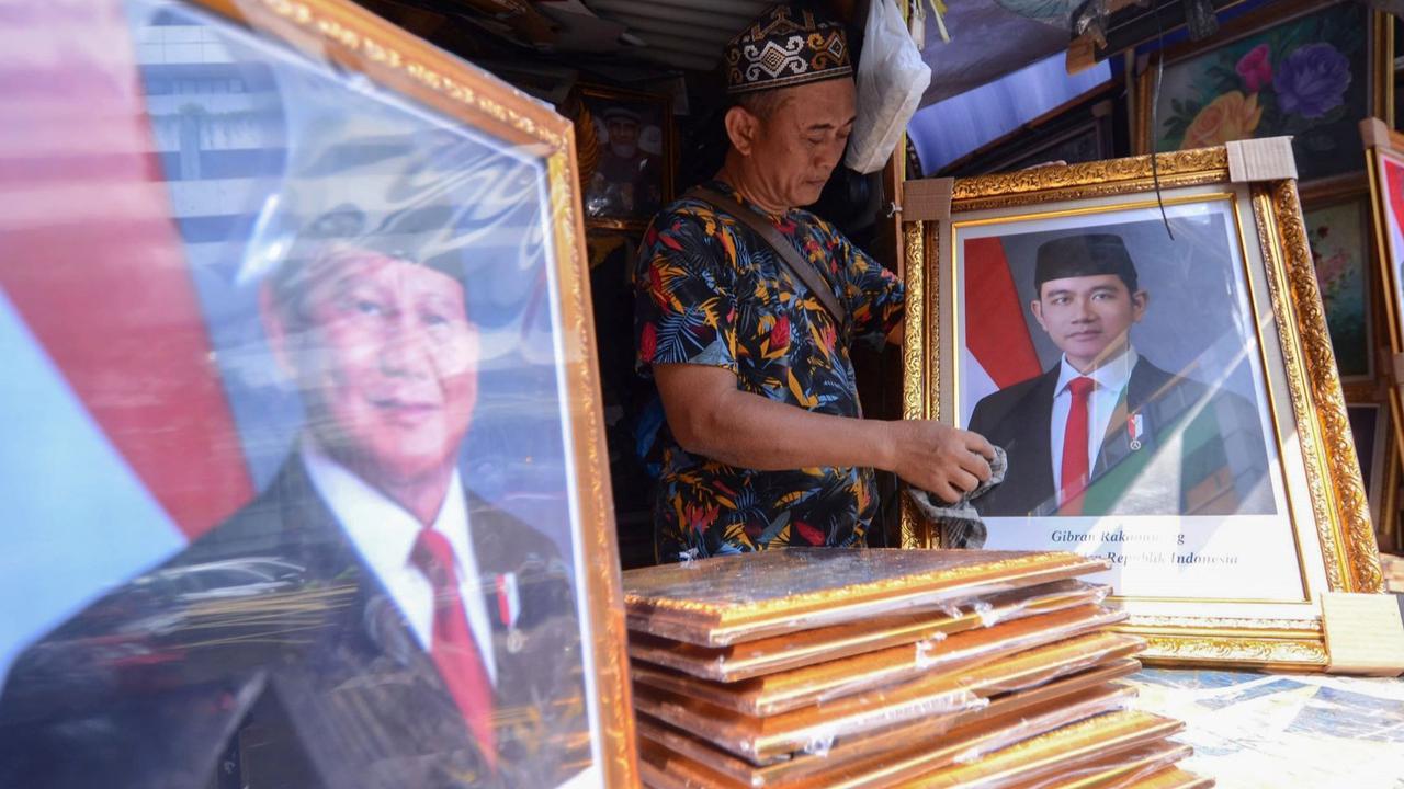 FOTO: Penjualan Pigura Foto Prabowo dan Gibran Laris Manis, Dijual Mulai Rp90 Ribuan