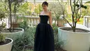 <p>Gaun lain yang ia kenakan saat menghadiri Cannes film festival tak kalah menarik. Strapless dress warna hitam memikat perhatian publik. [Instagram/jennierubyjane]</p>