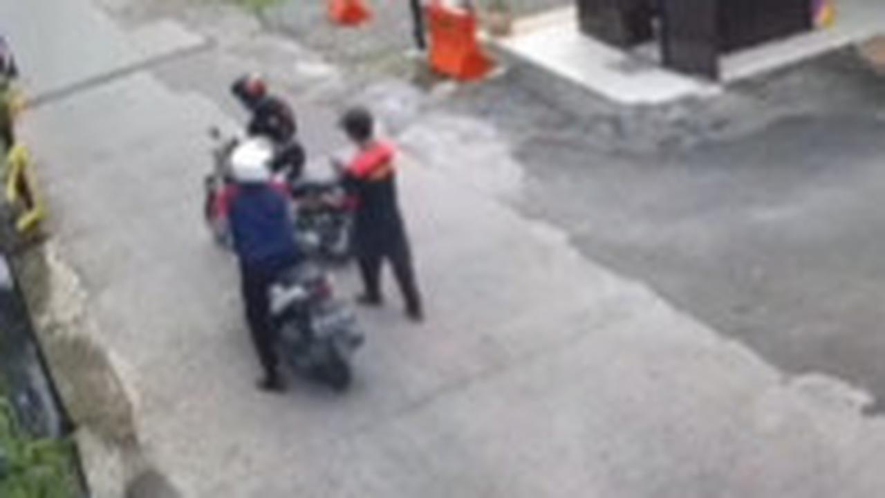 Peristiwa pencurian sepeda motor nyaris terjadi di Jalan Anthorium, Kelurahan Cisaranten Kulon, Kecamatan Arcamanik, Kota Bandung pada Selasa (16/1) lalu.