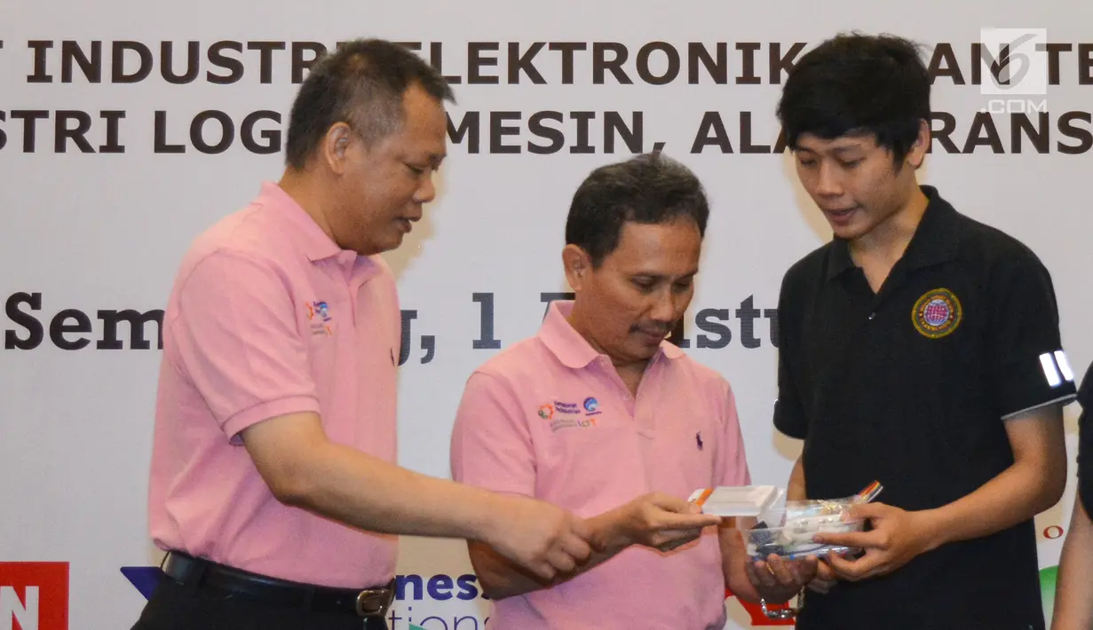 Direktur Industri Elektronika dan Telematika Kemenperin Janu Suryanto (kedua kiri) menyerahkan modul kit IoT kepada perwakilan Hands on Workshop IoT Makers Creation di Semarang, Kamis (1/8/2019). Kegiatan tersebut bertujuan untuk membuat solusi IoT di berbagai bidang. (Liputan6.com/HO/Ady)