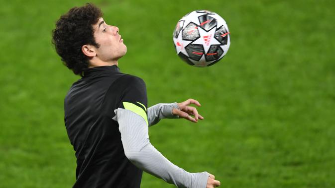 Penyerang Atletico Madrid, Sergio Camillo saat sesi latihan menjelang leg pertama babak 16 besar Liga Champions di Stadion Arena Nationala, Senin (22/2/2021). Akibat pembatasan perjalanan selama pandemi COVID-19, UEFA memindah venue pertandingan Atletico vs Chelsea ke Rumania (Daniel MIHAILESCU/AFP)