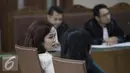 Dessy Ariyati Edwin (kanan) saat menjalani sidang putusan di Pengadilan Tipikor Jakarta, Rabu (7/9). Dessy divonis empat tahun penjara dan denda Rp200 juta subsider dua bulan. (Liputan6.com/Helmi Afandi)