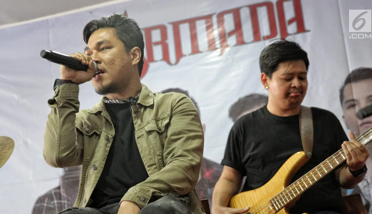 Vokalis Armada Rizal Armada saat mebawakan salah satu lagu dari album "Dengerin Abang Spesial Edition" yang baru dirilis di kawasan Kemang, Jakarta, Rabu (15/8). (Liputan6.com/Faizal Fanani)