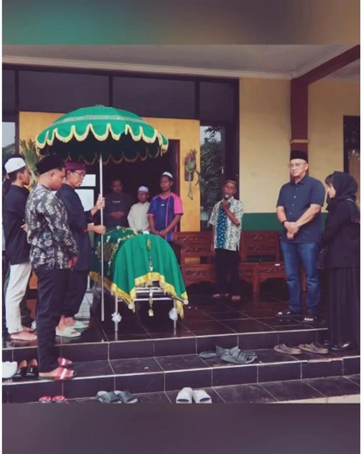 6 Potret Pemakaman Ayah Marshanda di Malang, Sienna Turut Antar Kakek