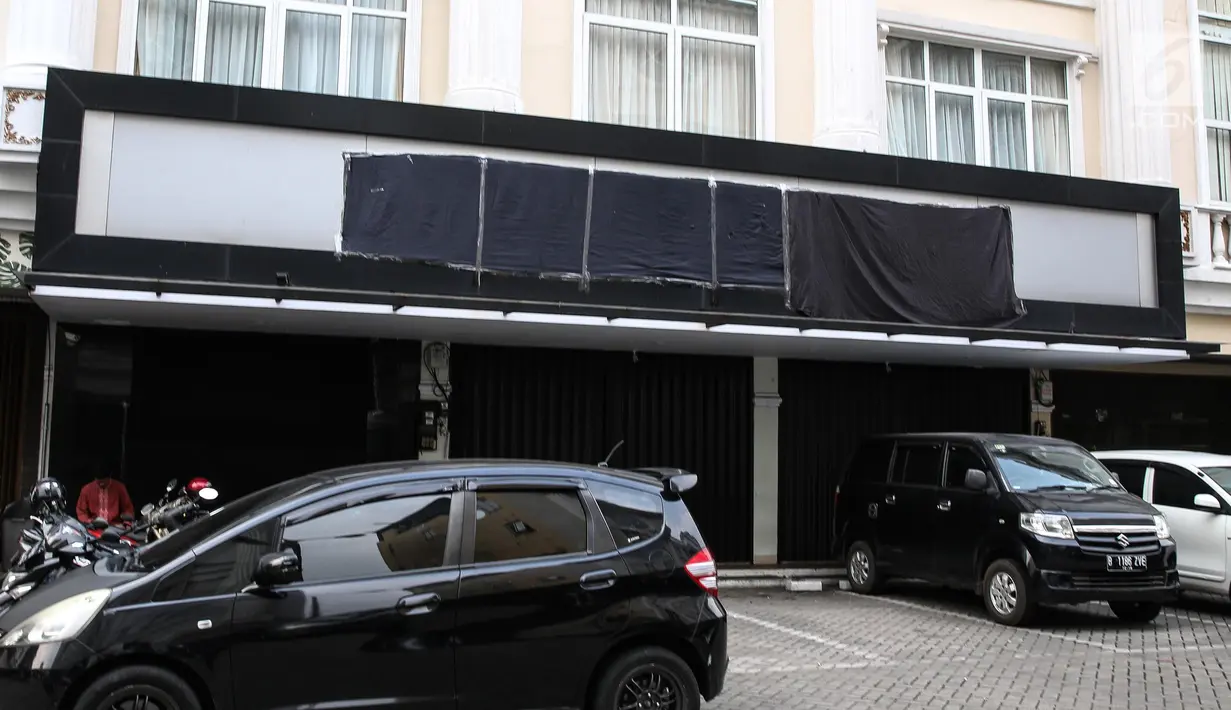 Papan nama markas besar DPP HTI tertutup kain hitam, Jakarta, Kamis (20/7). Usai dicabut status badan hukum tersebut kini HTI tidak diperbolehkan lagi melangsungkan kegiatan-kegiatannya. (Liputan6.com/Faizal Fanani)