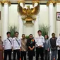 Menlu Retno Marsudi berpose bersama ABK dan keluarga ABK yang disandera oleh kelompok Abu Sayyaf di Gedung Pancasila, Jakarta, Jumat (13/5). Pemerintah melakukan serah terima kepada keluarga. (Liputan6.com/Johan Tallo)